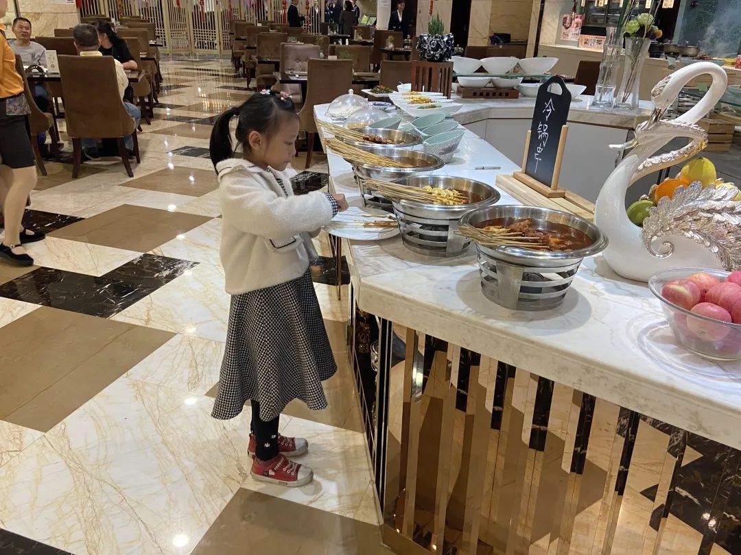 三鼎华悦大酒店10月员工生日会丨温暖的家,温暖的微笑!